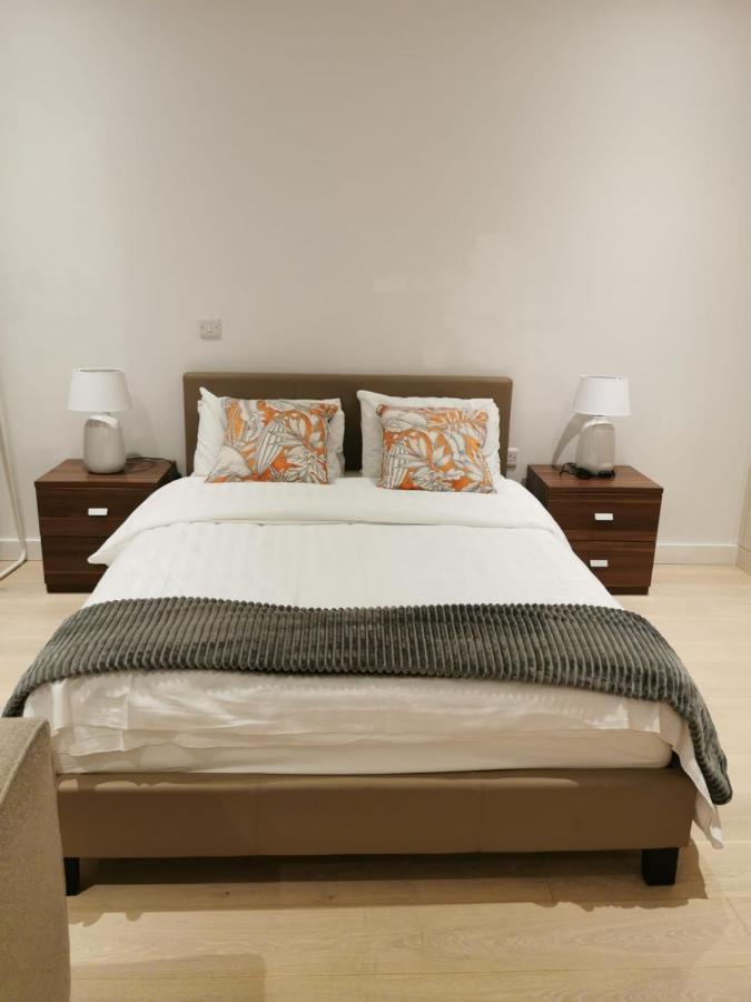 Comfy 1 Bed Studio 1 Minute From Train Station Leilighet London Eksteriør bilde