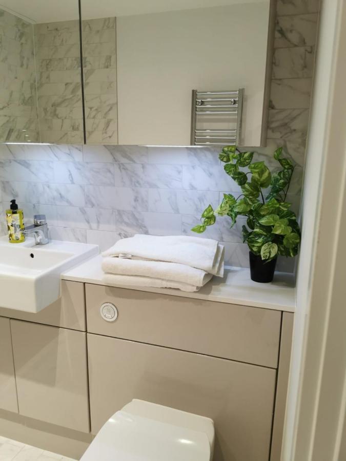 Comfy 1 Bed Studio 1 Minute From Train Station Leilighet London Eksteriør bilde