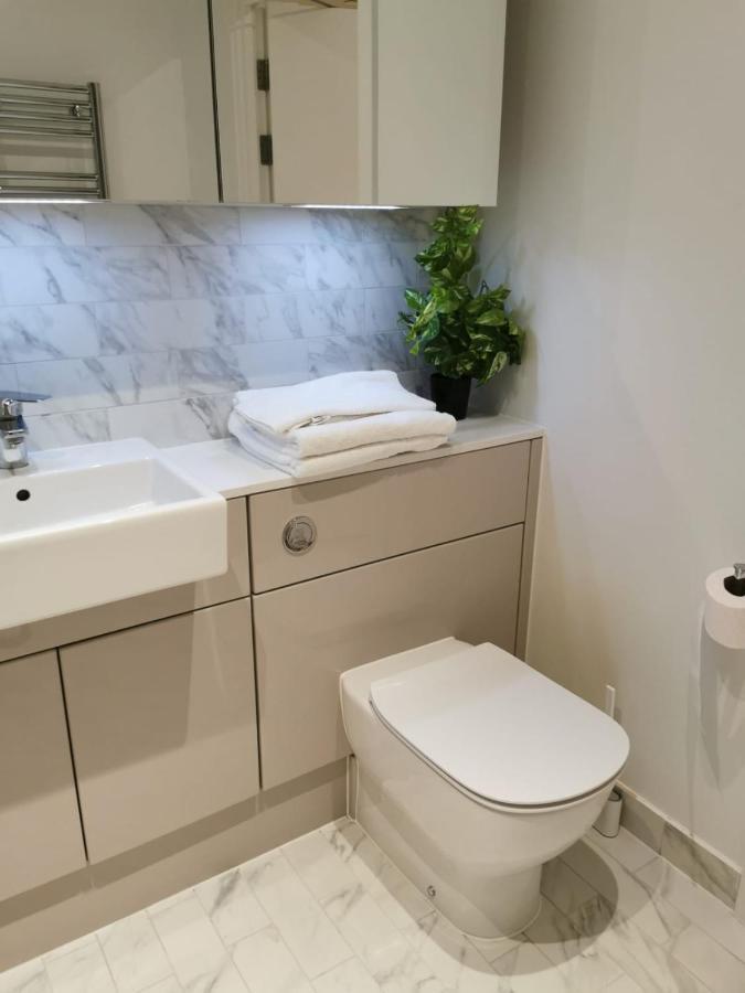 Comfy 1 Bed Studio 1 Minute From Train Station Leilighet London Eksteriør bilde