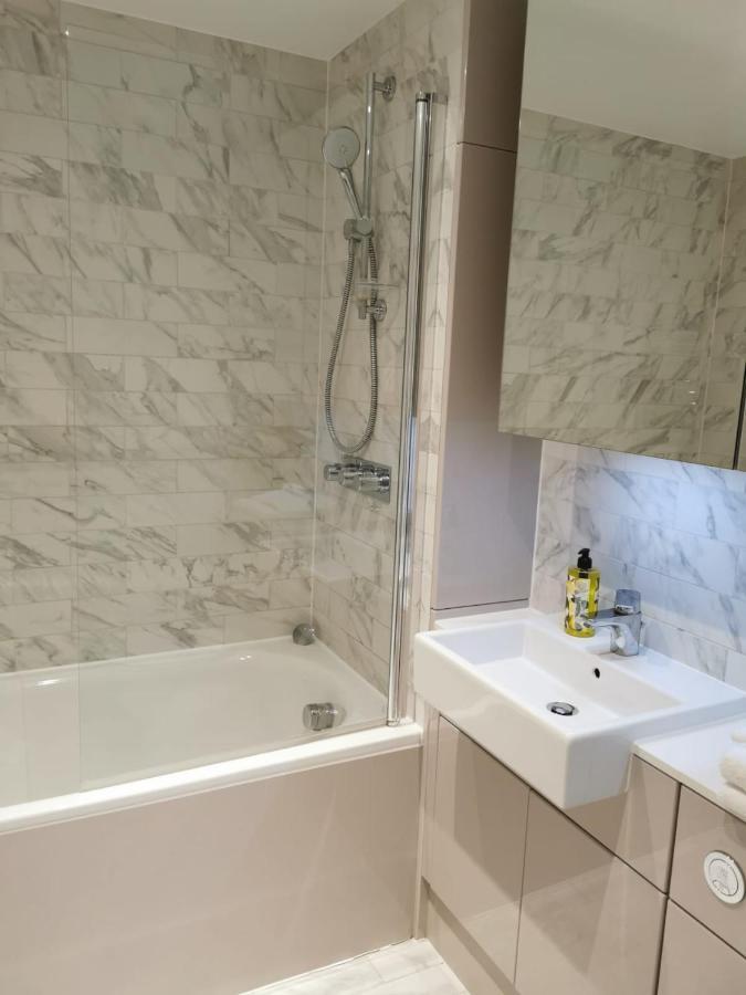 Comfy 1 Bed Studio 1 Minute From Train Station Leilighet London Eksteriør bilde